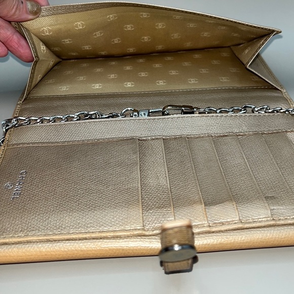 Gorgeous Vintage Chanel wallet light pink/ cream color with silver chain - Picture 6 of 16
